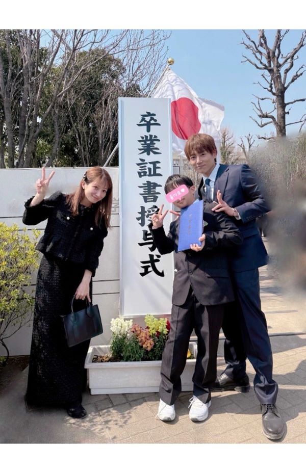次男・昊空(そら)くんの卒業式に出席した辻希美と杉浦太陽(辻希美のブログより)