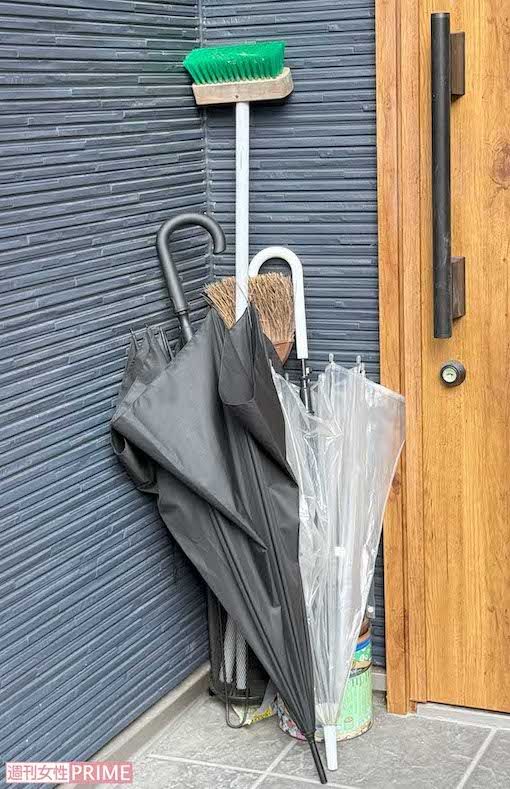 杉本容疑者の玄関脇には、ほうきやデッキブラシ、ゴミ箱が整とんされていて掃除好きだった様子も