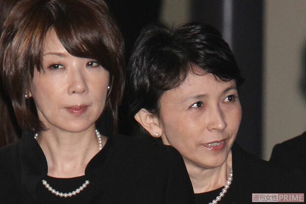 '11年の田中さんの葬儀に参列する藤村美樹（右）と伊藤蘭。今も容姿は変わらないという