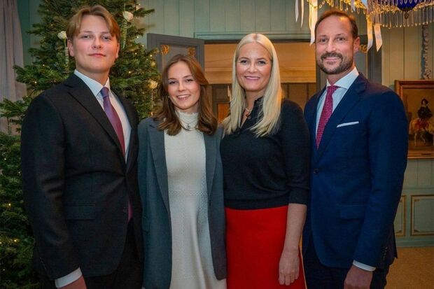 （左から）スヴェレ・マグヌス王子、イングリッド・アレクサンドラ王女、メッテ・マリット皇太子妃、ホーコン皇太子（ノルウェー王室公式SNSより）