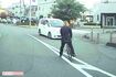 事件直前、対向車の前に自転車で飛び出す成島明彦容疑者(目撃者提供)
