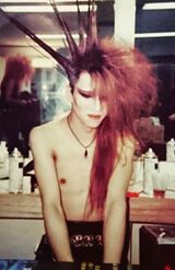 若かりし頃のYOSHIKI。クラシックピアノ曲も作曲していた頃だという（YOSHIKIのインスタグラムより）