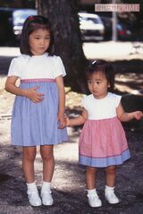 '96年8月、軽井沢を訪れた眞子さま（4歳）、佳子さま（1歳）