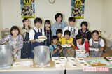 ドラマ『11人もいる！』制作発表記者会見（’11年）。大家族・真田家の父親である実（田辺誠一）の弟役。ギターが得意で毎回弾き語りするシーンがあった。共演者には有村架純の姿も！　撮影／週刊女性写真班