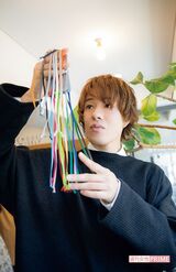 オプションのゴムバンドを選び。ん〜めっちゃ悩む!（笑）　撮影／矢島泰輔