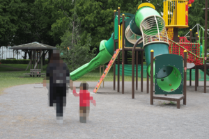 容疑者が子どもたちを連れてきたさいたま市内の公園で遊ぶ親子（※写真は一部加工）