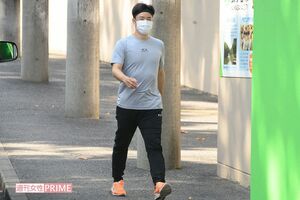 引退発表から数日後、2軍施設内を歩く斎藤佑樹の足取りは心なしか軽やかに見えた①