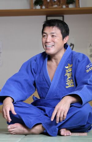 『週刊女性』のインタビューを受ける古賀稔彦さん（2010年） 