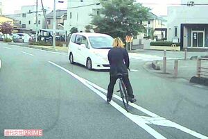 事件直前、対向車の前に自転車で飛び出す成島明彦容疑者（目撃者提供）