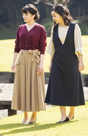 眞子さんが30歳をお迎えになるあたり公開された宮内庁提供写真。お隣には佳子さまも（'21年10月6日・赤坂御用地）