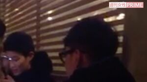 2月下旬、“親友”松田翔太（右）と焼き肉店で会食する野村