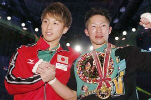 2018年、WCBバンタム級暫定王座決定戦に判定勝ちし、兄尚弥(左)と手を取り合う井上拓真(共同通信)
