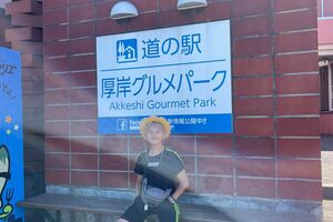 車を降りる気力もなかったのか車内から記念撮影を行うゆたぼん親子