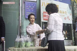 2003年9月、朗読CD『きりんのなみだ』発売記念握手会でファンと触れ合う八千草薫さん