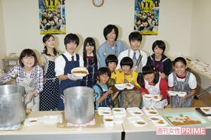 ドラマ『11人もいる!』制作発表記者会見(’11年)。大家族・真田家の父親である実(田辺誠一)の弟役。ギターが得意で毎回弾き語りするシーンがあった。共演者には有村架純の姿も! 撮影/週刊女性写真班