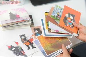 デスクの中には、可愛いイラストや四季折々の絵ハガキがたくさん。解決後も文通を続けている人もいる