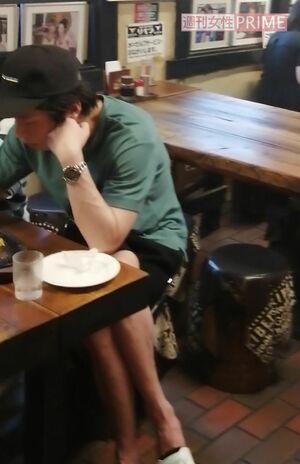 2020年6月、芸能人御用達の人気ステーキ店を訪れた田中圭一家2