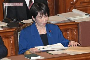衆議院本会議で紙の資料を手にする高市早苗首相