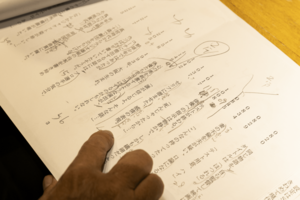 下読み段階で、ナレーション原稿（台本）に「間」を入れるタイミングや映像のどこに合わせて言葉を入れるか、などを書き込む