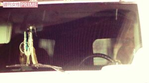 2月初旬の娘のスクール送迎時、静香を乗せハンドルを握る木村(右端)