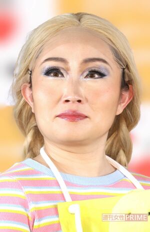 アンジェリーナ・ジョリーのモノマネをするキンタロー。