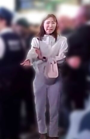 泣きながら犯行動機を話す容疑者（Xより）