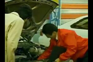 過去に放送されていたビッグモーターのCM。従業員が顧客の車の部品を手でもぎ取ると、その部分から激しい水蒸気が(ツイッターより)