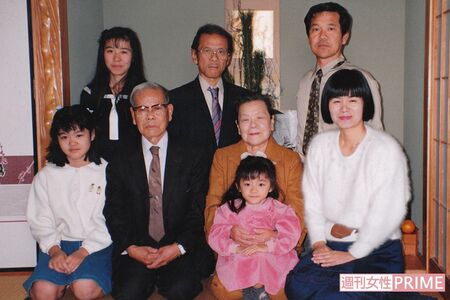 8歳のお正月、家族と。那覇市の自宅は1階に祖父母、叔父、2階で両親と夏子さんたち三姉妹が暮らしていた