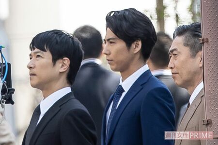 『半沢直樹』撮影現場(左から)堺雅人、賀来賢人、池田成志