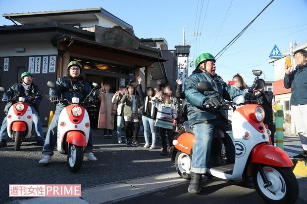 【15】16:45　和菓子店で購入した人に写真＆サインのサービスを終えた3人は再び出発！　撮影／斎藤周造