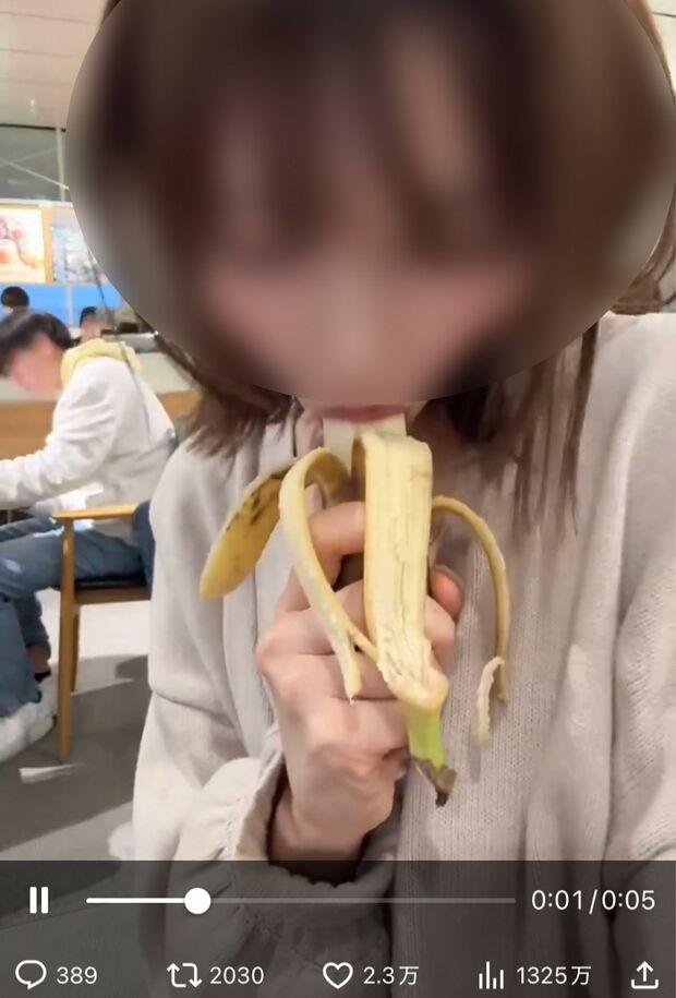 コーヒーショップと見られる店内で撮影されたショート動画