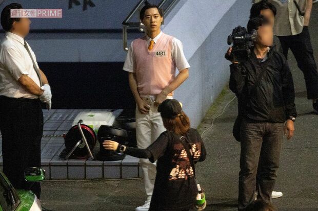 衣装を直す戸塚純貴