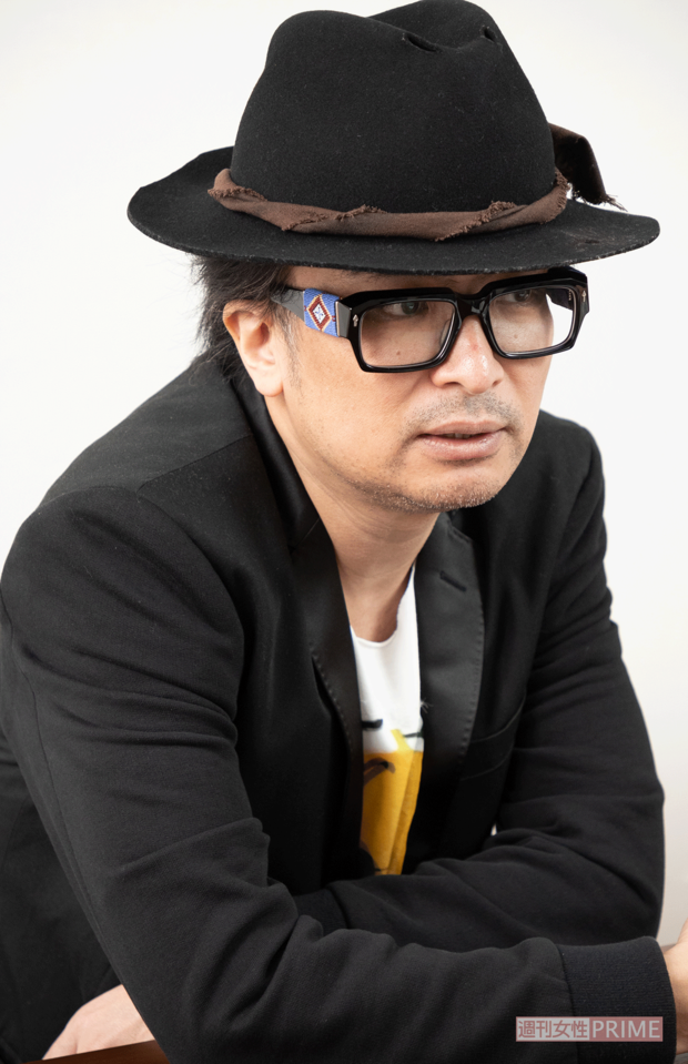 自分でアレンジ加工したハットをかぶり、世界に1つしかない一点物のメガネをかけた奥田さん。“ブラックジャック”の異名が似合う