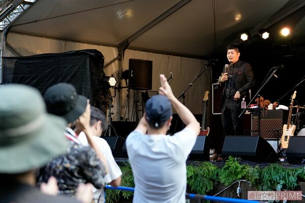 2022年、フジロックではメインステージのMCの合間、苗場食堂前のステージでライブも披露