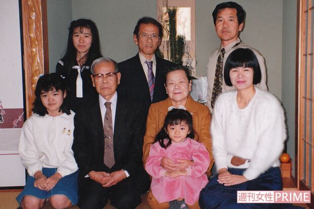 8歳のお正月、家族と。那覇市の自宅は1階に祖父母、叔父、2階で両親と夏子さんたち三姉妹が暮らしていた