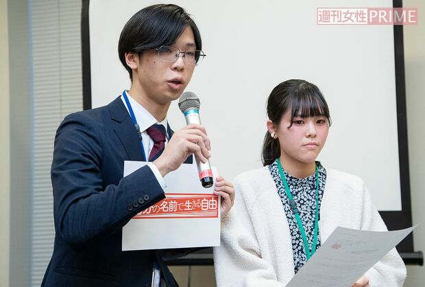 右から小池真実さん、小泉知碩さん。子どもの立場から選択的夫婦別姓の実現を求める