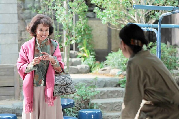 アンリ（左）は喜美子をあれこれと詮索をする （c）NHK