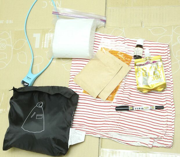 わが家のためのオリジナル持ち出し品をそろえよう。宮丸さんが特におすすめする、便利で使い道が多いグッズは（左上から時計回り）①首かけライト②トイレットペーパー③ドリップバッグのコーヒー④アロマオイル⑤ゼリー飲料⑥油性ペン⑦風呂敷⑧ポンチョ。ほかにも家庭にどんな人がいるかによって、記事のリストを参考に備蓄をそろえよう
