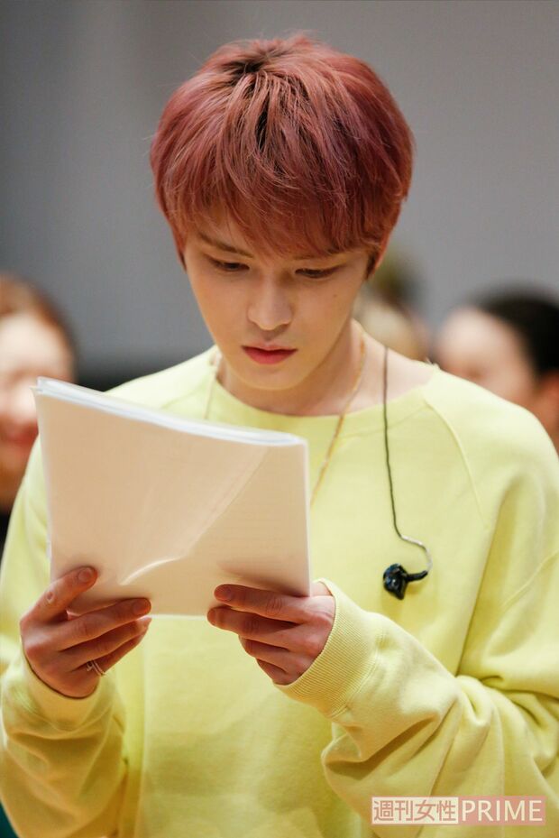 セットリストを真剣な表情でチェック　撮影／森田晃博