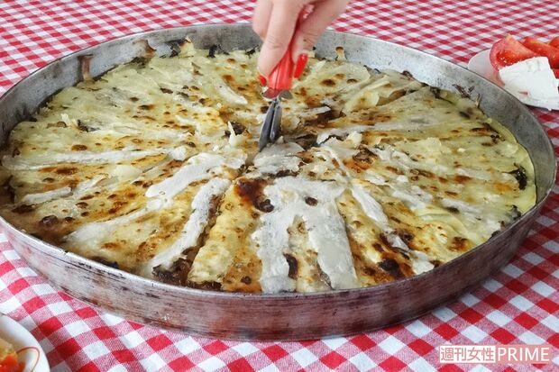 コソボで誇らしげに大きなフリアを焼いてくれた