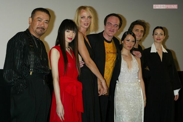'03年公開のハリウッド映画『キル・ビル』に出演した千葉真一さん（左端）と、監督のタランティーノ（右から3人目）