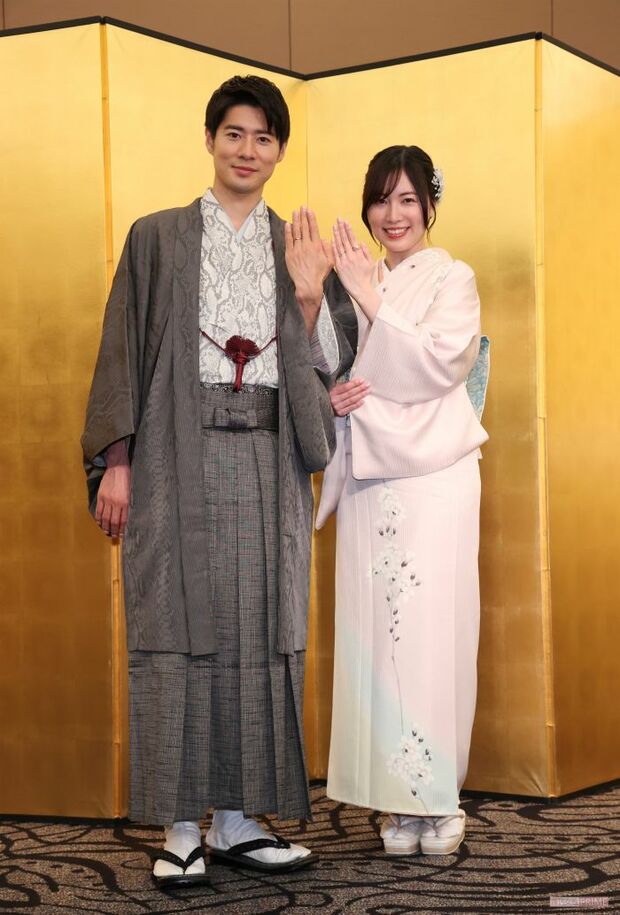 愛知県の西尾市の呉服屋さん着物を２人で着用。華やかなものを選んだという