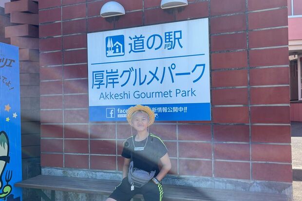 車を降りる気力もなかったのか車内から記念撮影を行うゆたぼん親子