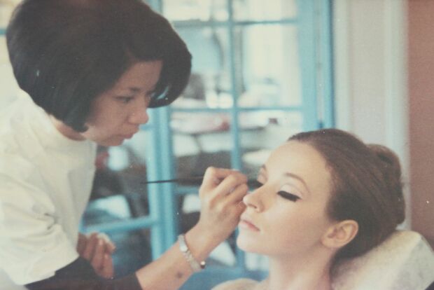 後に劇作家の寺山修司さんから口説かれ、アングラ演劇の舞台メイクも担当