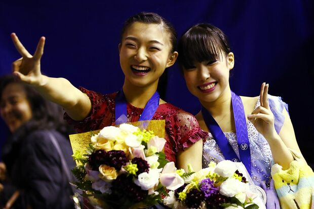 四大陸選手権で優勝した（左）坂本花織と（右）2位の三原舞依。仲よしの2人は同じクラブで切磋琢磨している