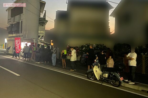 茅ケ崎市にあるパン屋『清月』。『サザン佳祐ドッグ』を目当てに、夜明け前から長蛇の列