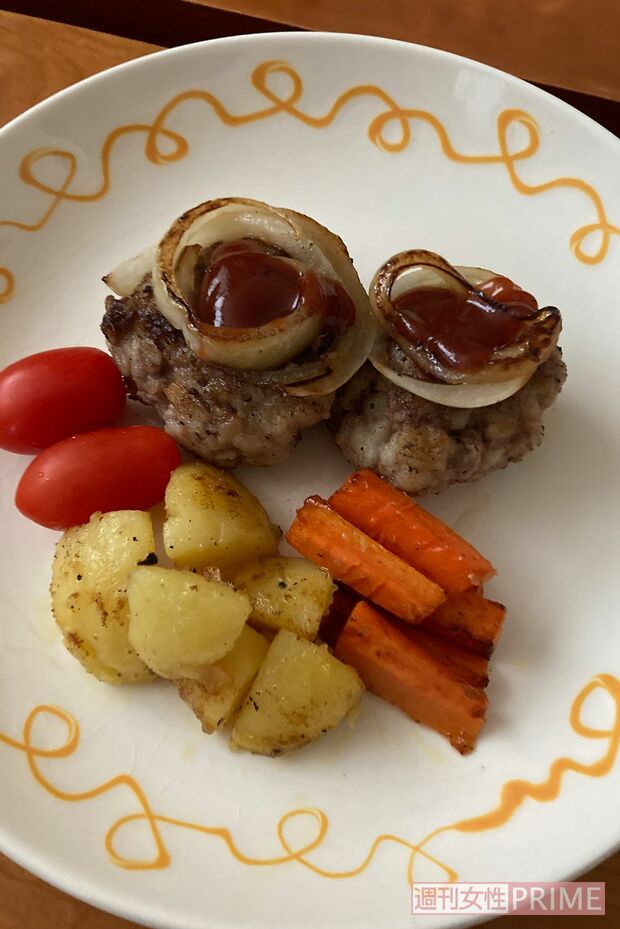 「ひき肉に塩こしょうして、はんぺんをちぎって入れて、スプーンでつぶしながら肉とよく混ぜます。はんぺんがつなぎの役目を果たしてくれます。好みでしょうゆ、みりん、すりおろしショウガを適宜入れて粘りが出るまで混ぜる。フライパンで表面を焼いたら、ふたをして蒸し焼きに。ケチャップとウスターソース、赤ワインなどでソースを作ればできあがりです」