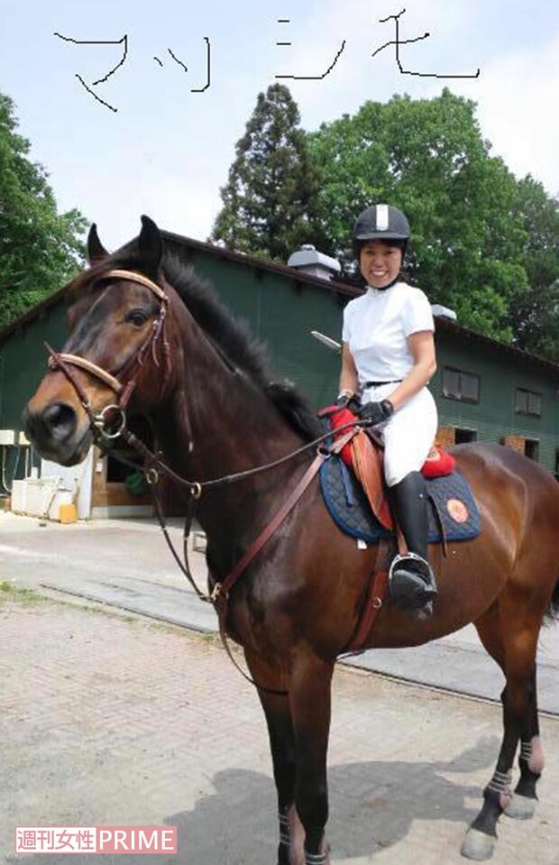 愛馬と写る田村容疑者（田村容疑者のFacebookより）