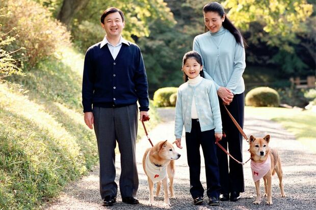 愛子さまご誕生の6年前、1995年から陛下と雅子さまに引き取られた犬のピッピ(左)とまり。写真は2008年12月 宮内庁提供