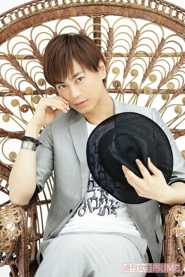 '12年3月。『櫻』をリリース。「最近、表現者として楽器に触れることは大切だと思い、ギターを買って練習しています。また、デザインや書道や陶芸にも興味を持ち、何が自分に合うのか模索中です」　撮影／廣瀬靖士、週刊女性写真班